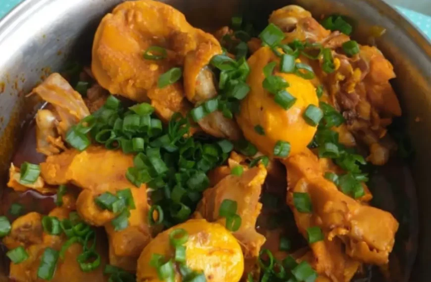 galinha caipira na panela de pressão pronto para ser servido.