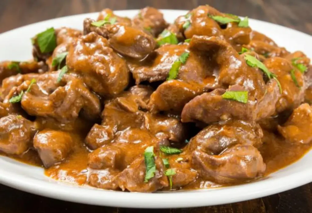 um prato com moela feita na panela de pressão pronta para ser servida.