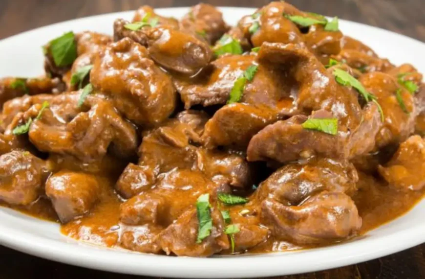 Um prato com moela feita na panela de pressão pronto para ser servido.