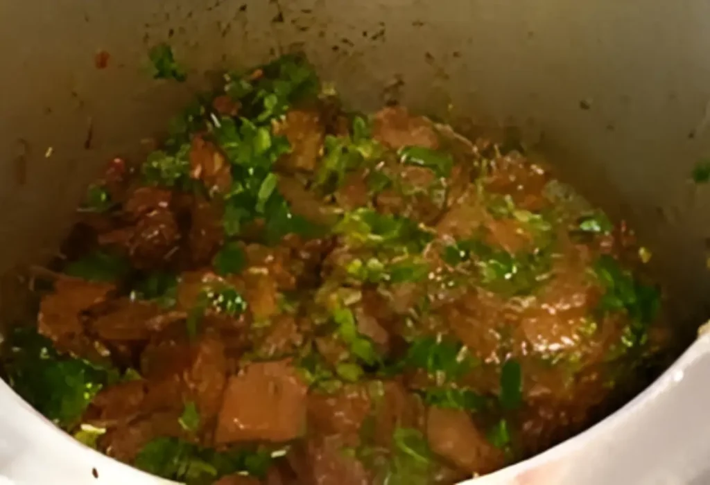 Carne de músculo sendo preparado na panela de pressão.