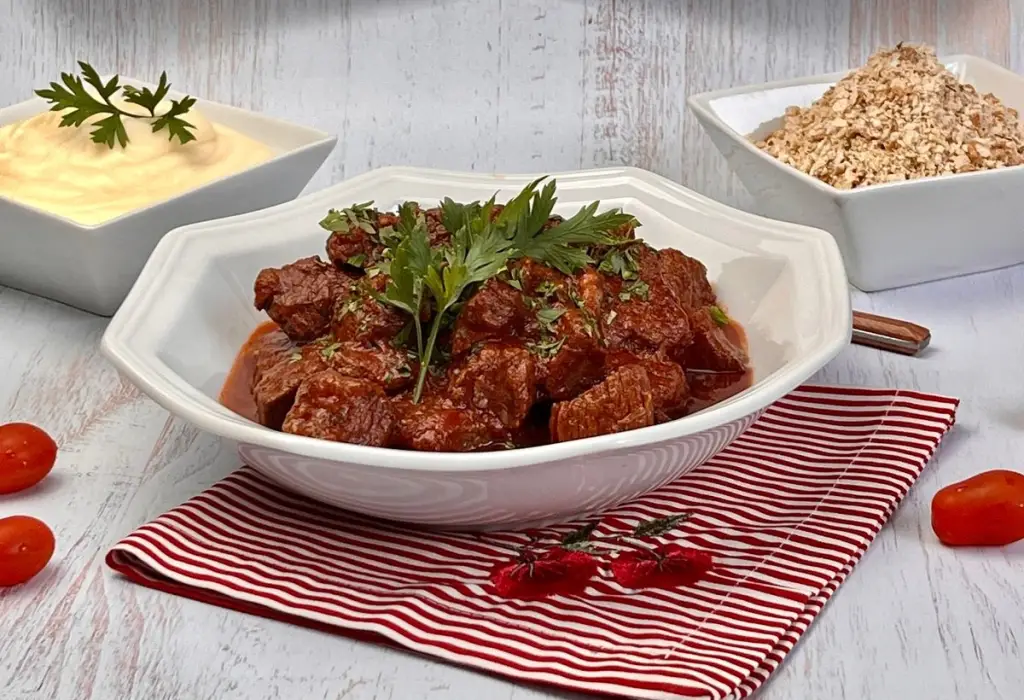 um prato com paleta feita na panela de pressão.