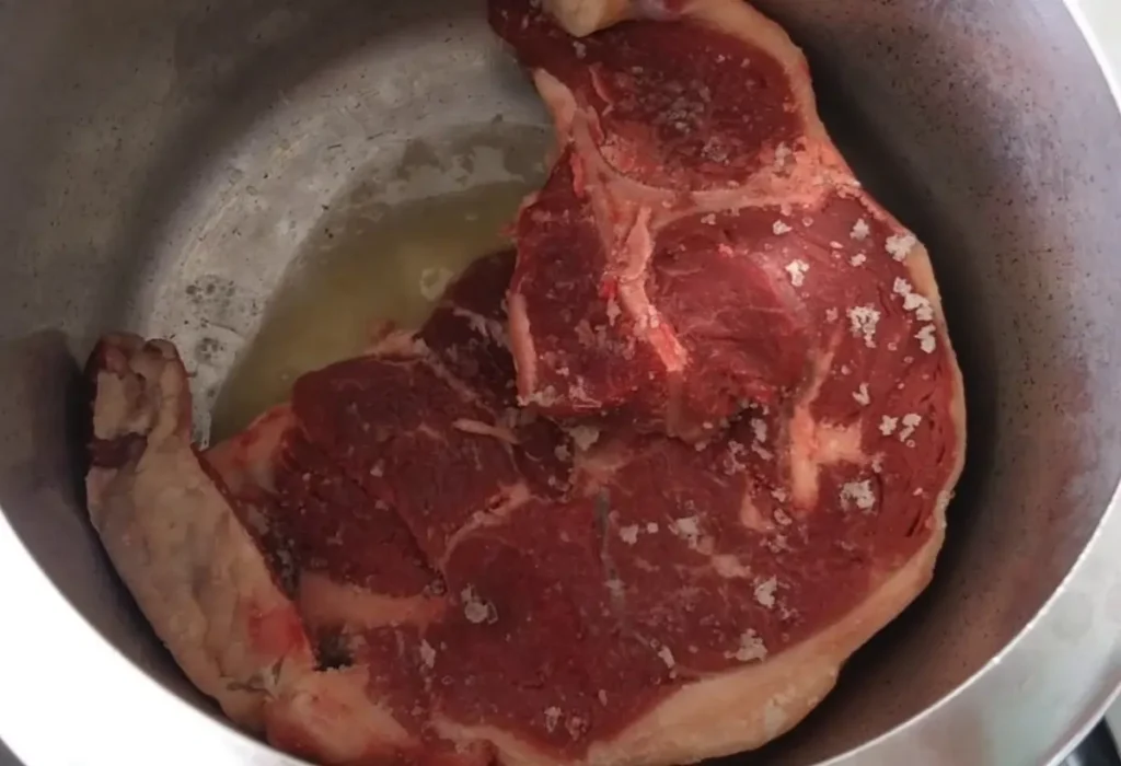 Uma paleta sendo preparada em uma panela de pressão.