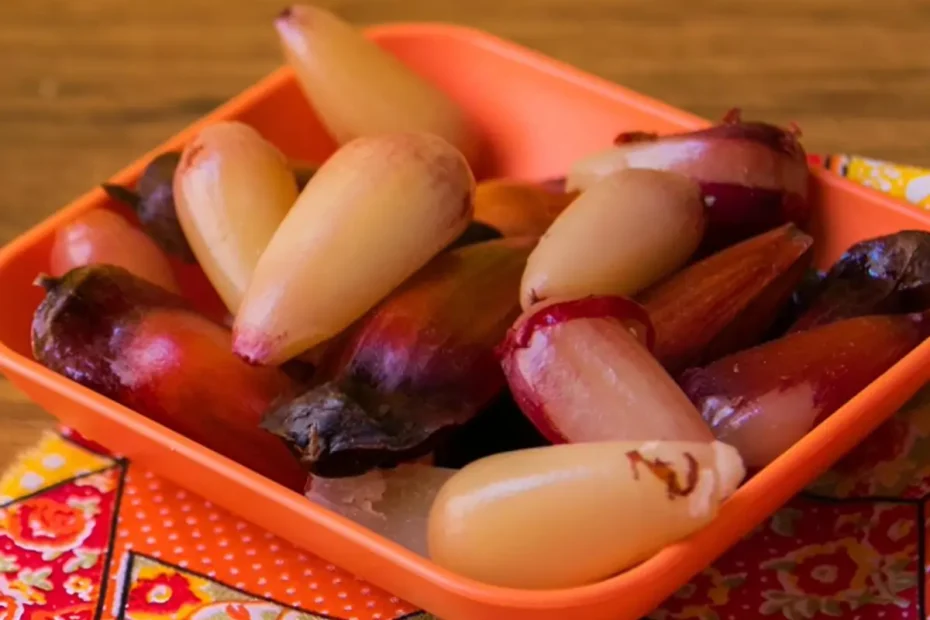 Uma tigela com pinhão pronto para ser servido.