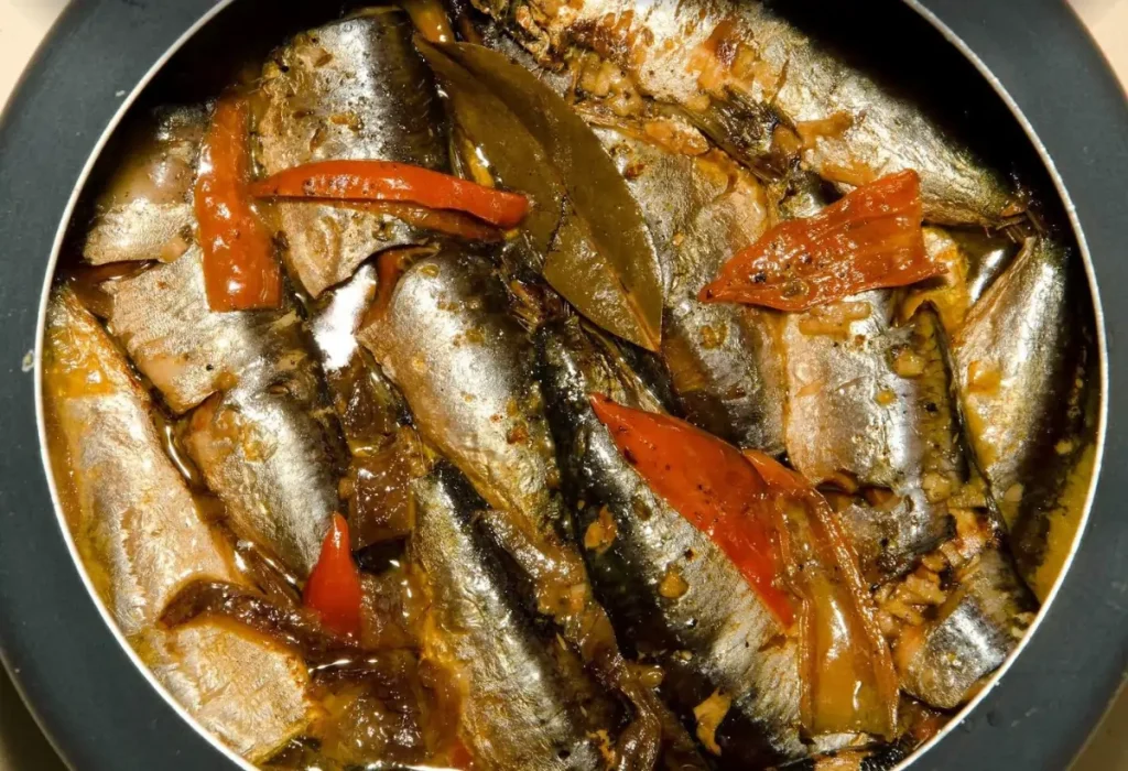 sardinha sendo preparada na panela de pressão.