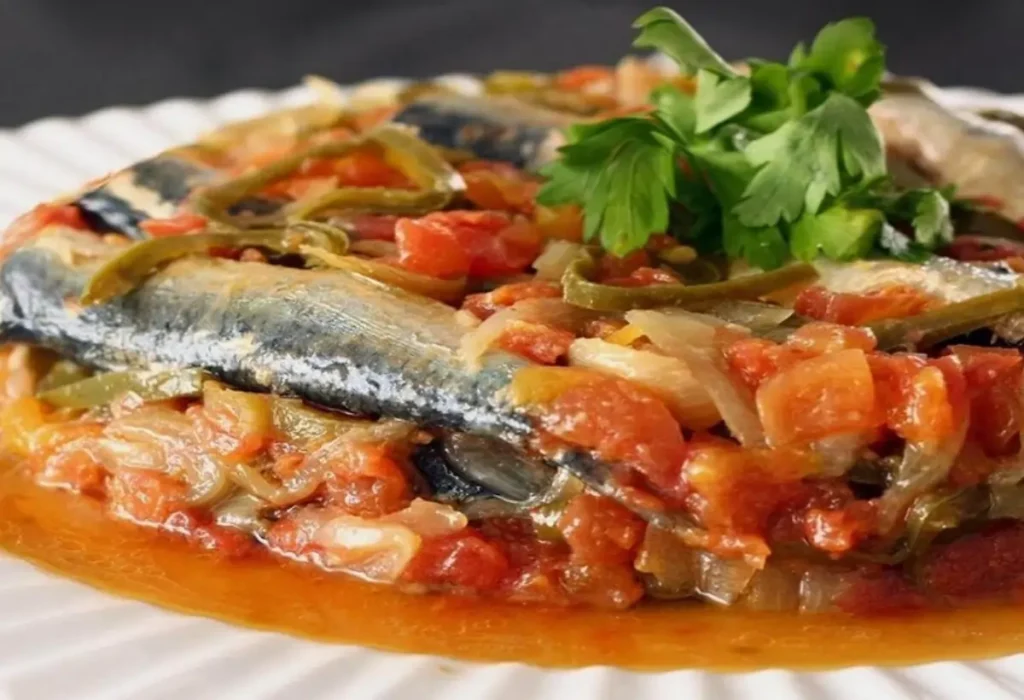 Um prato com sardinha feita na panela de pressão.