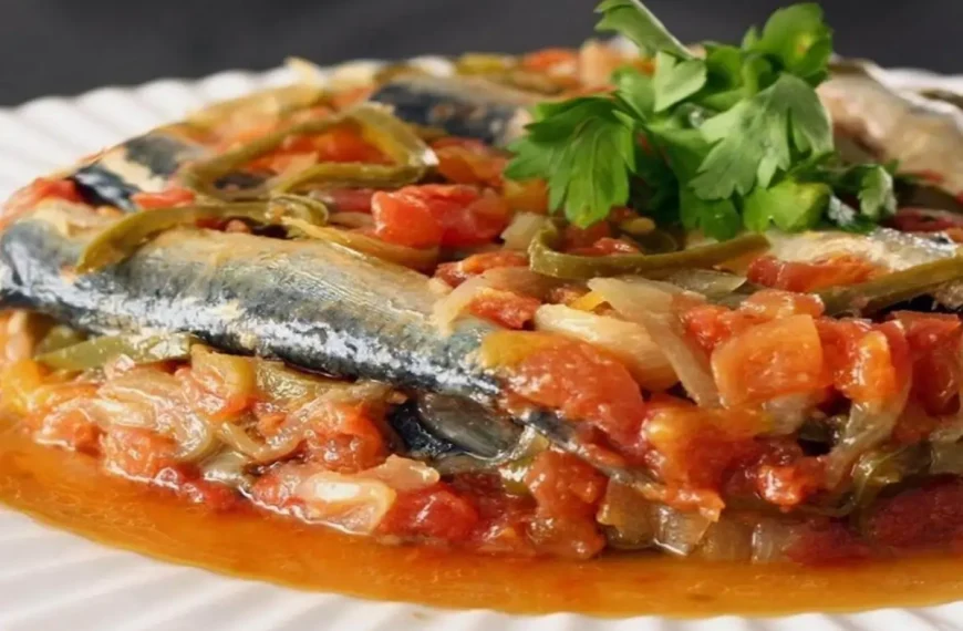 Um prato com sardinha feita na panela de pressão.