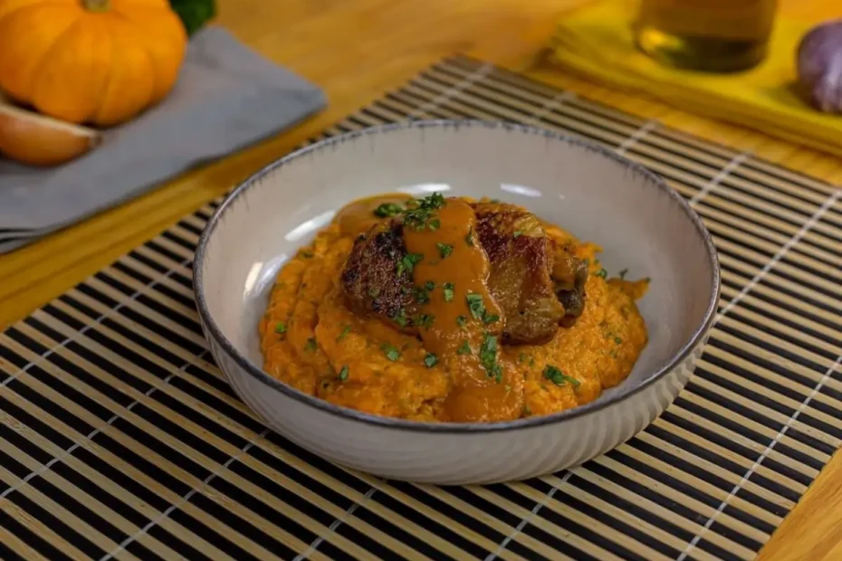 Um prato com sobrecoxa de frango feita na panela de pressão.