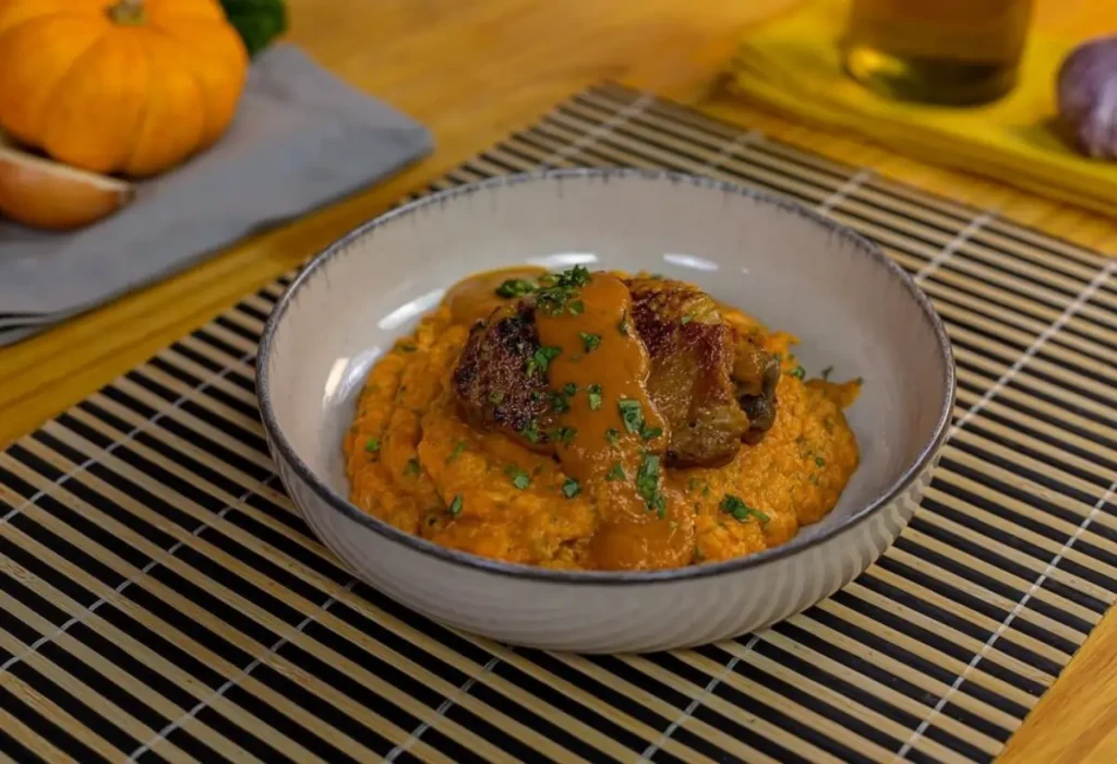 sobre coxa de frango feita na panela de pressão em um prato pronto para ser servido.