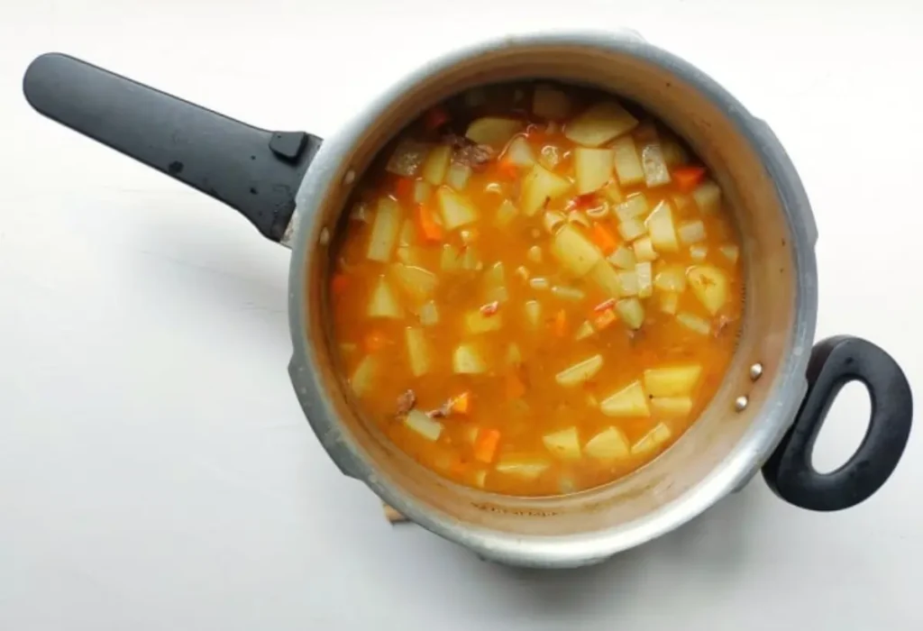 Sopa sendo feita na panela de pressão.