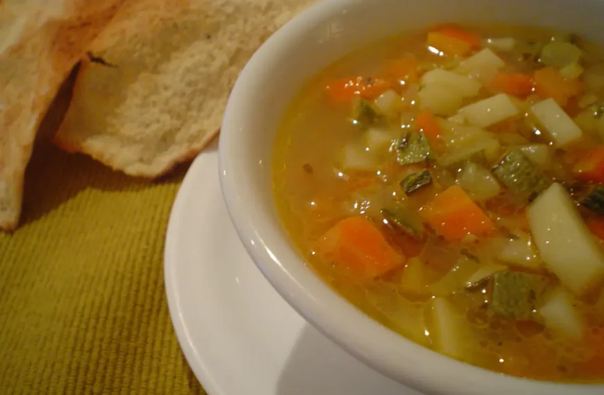 Uma tigela com sopa feita na panela de pressão pronta para ser servida.