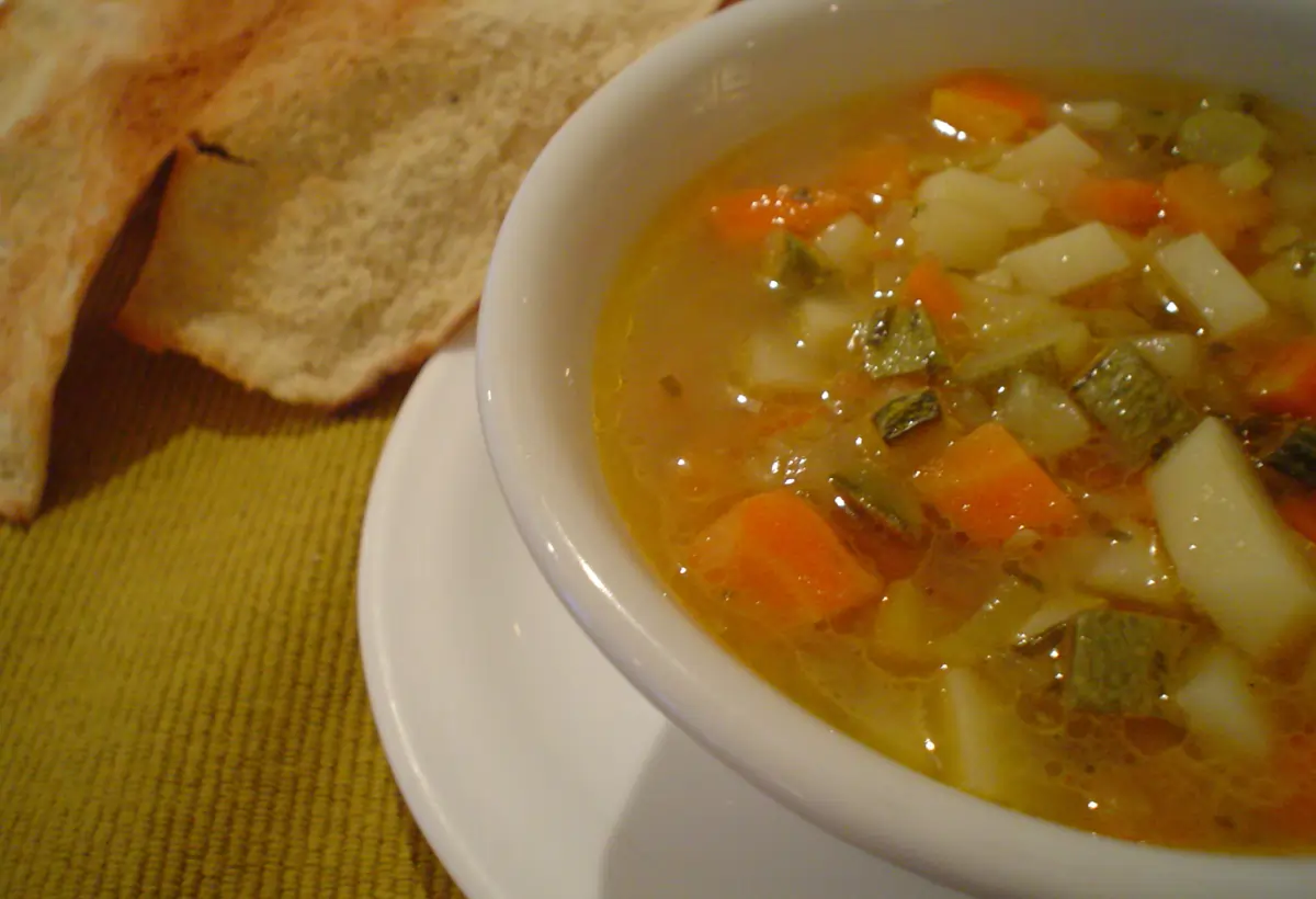 Uma tigela com sopa feita na panela de pressão pronta para ser servida.