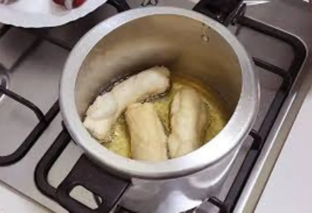 Polvilhos sendo preparados em uma panela de pressão.