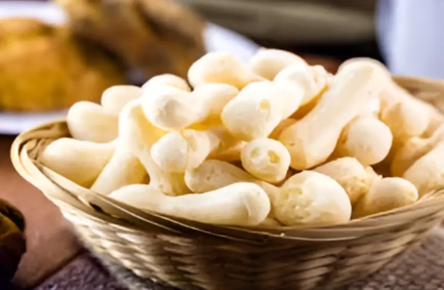 Cestinha com biscoito de polvilho feitos na panela de pressão.