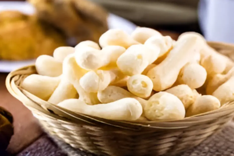 Cestinha com biscoito de polvilho feitos na panela de pressão.