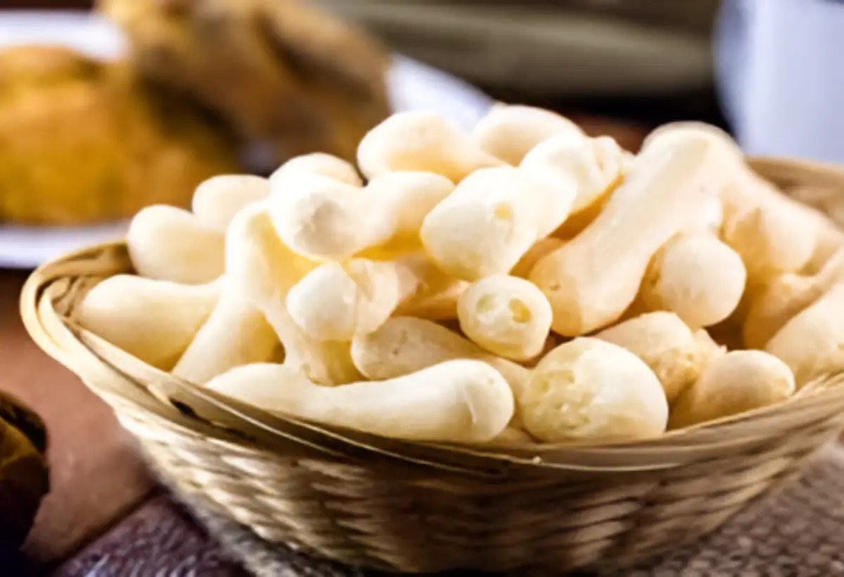 Cestinha com biscoito de polvilho feitos na panela de pressão.