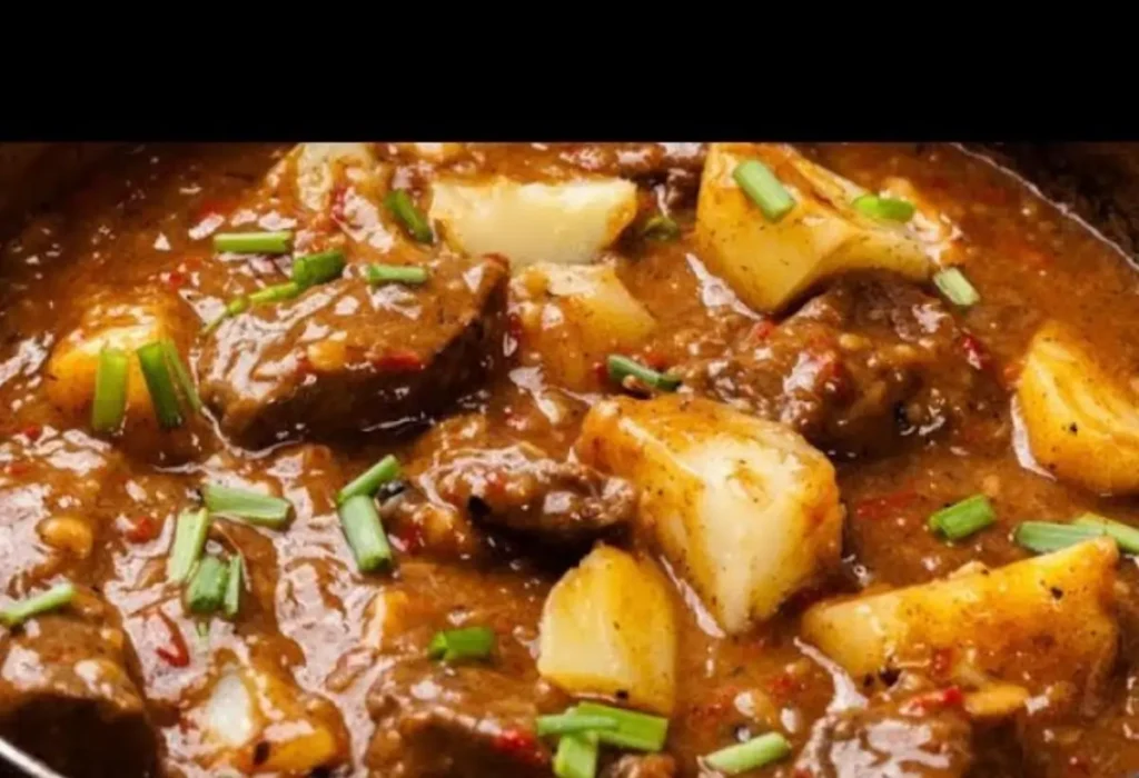 Carne Ensopada na panela de pressão pronta para ser servida.