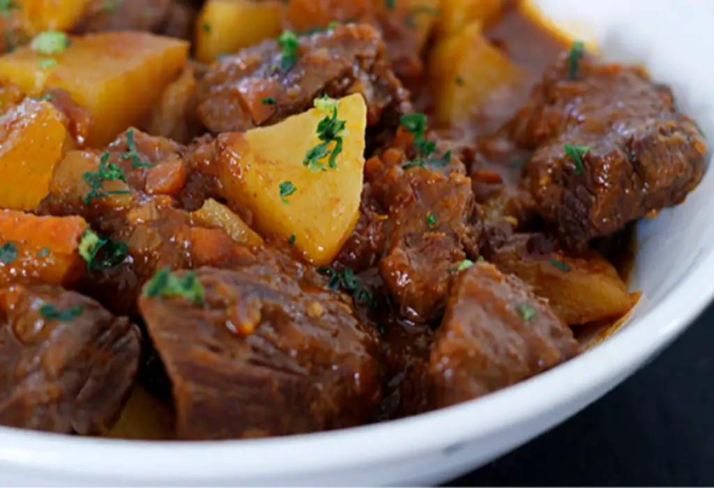 Costela com batata pronto para ser servido.