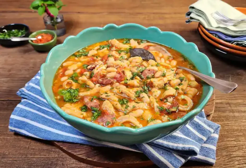 Um prato com dobradinha pronto para ser servido.