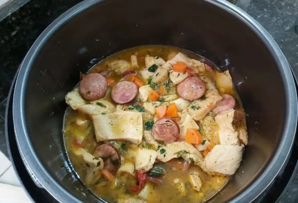 Dobradinha sendo preparada na panela de pressão.