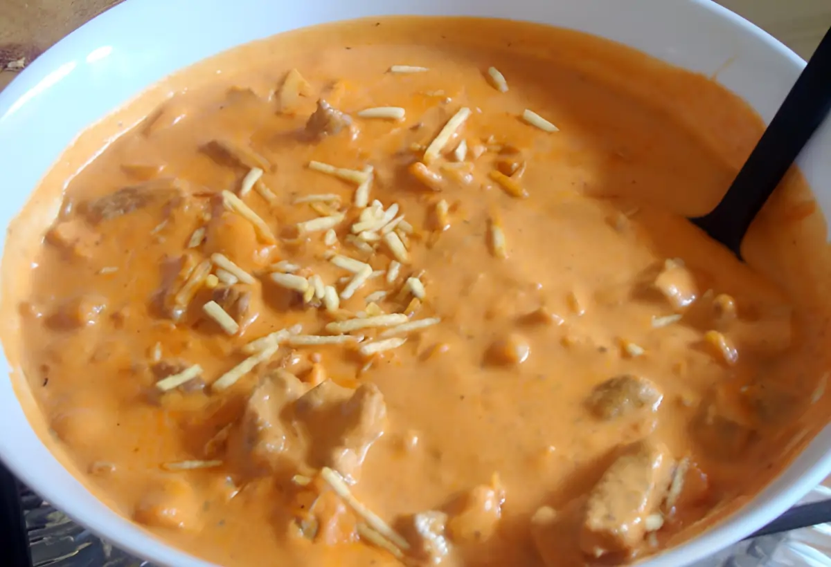 Um prato com estrogonofe de frango.