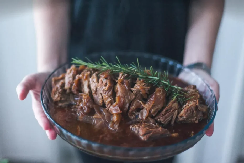Uma travessa com carne de maminha na cerveja preta.