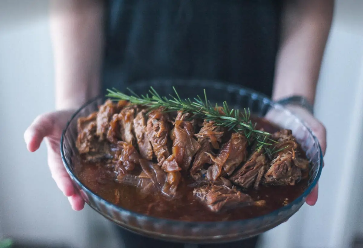 Uma travessa com carne de maminha na cerveja preta.