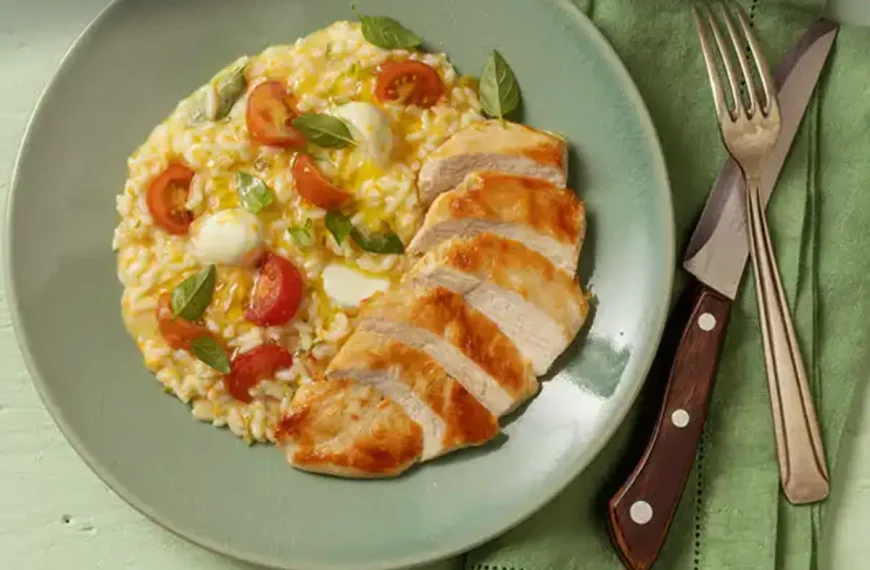 Um prato com risoto pronto para ser servido.