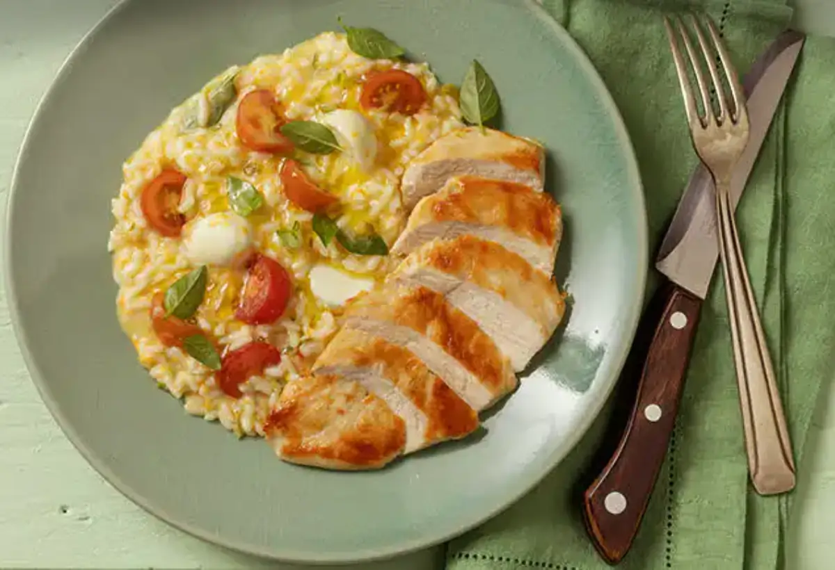 Um prato com risoto pronto para ser servido.