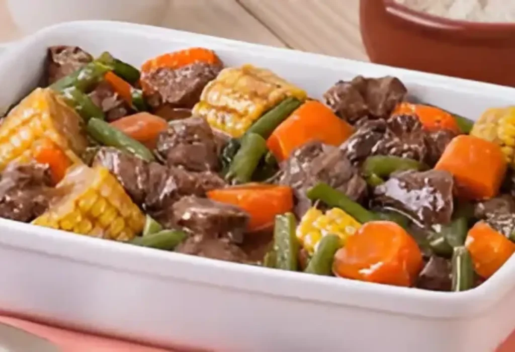 Uma tigela com carne de acém na panela de pressão pronto para ser servido.