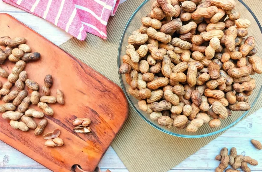 Uma travessa com amendoim com casca feito na panela de pressão.