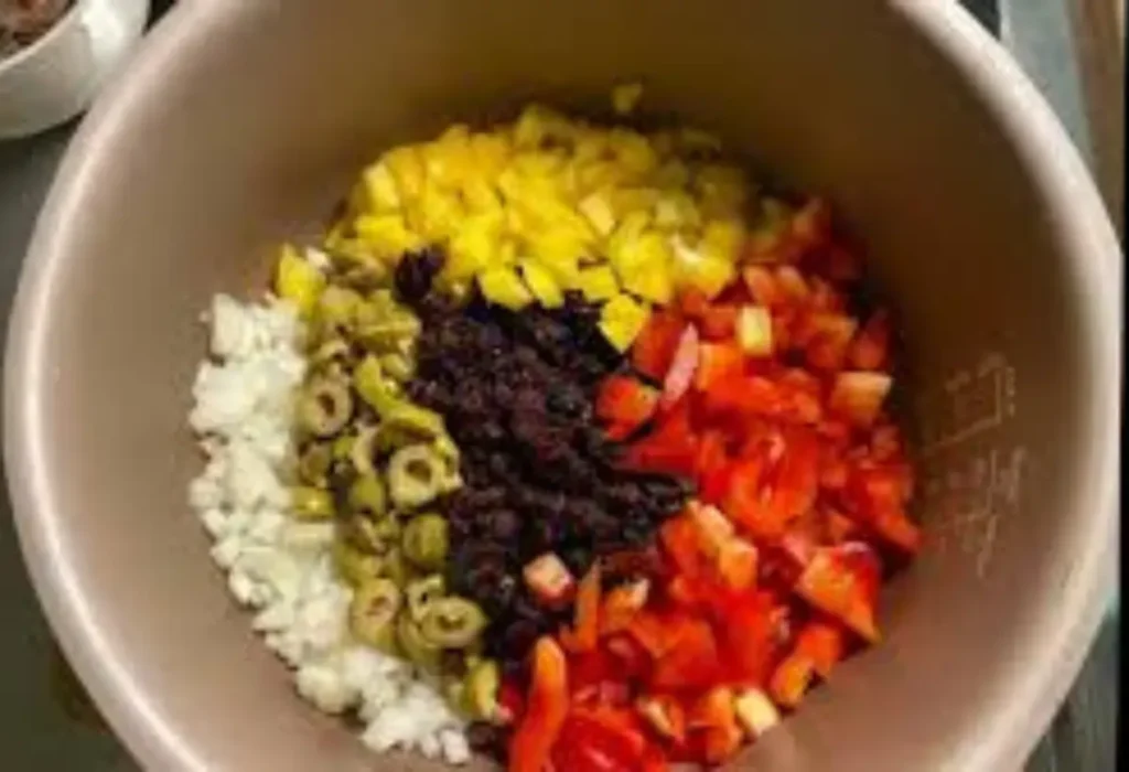 Antepasto com berinjela sendo preparado na panela de pressão.