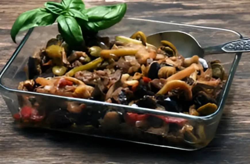 Uma travessa com antepasto na berinjela pronto para ser servido.