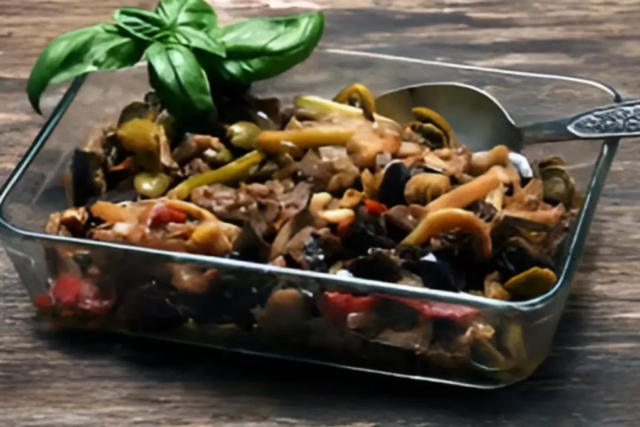 Uma travessa com antepasto na berinjela pronto para ser servido.