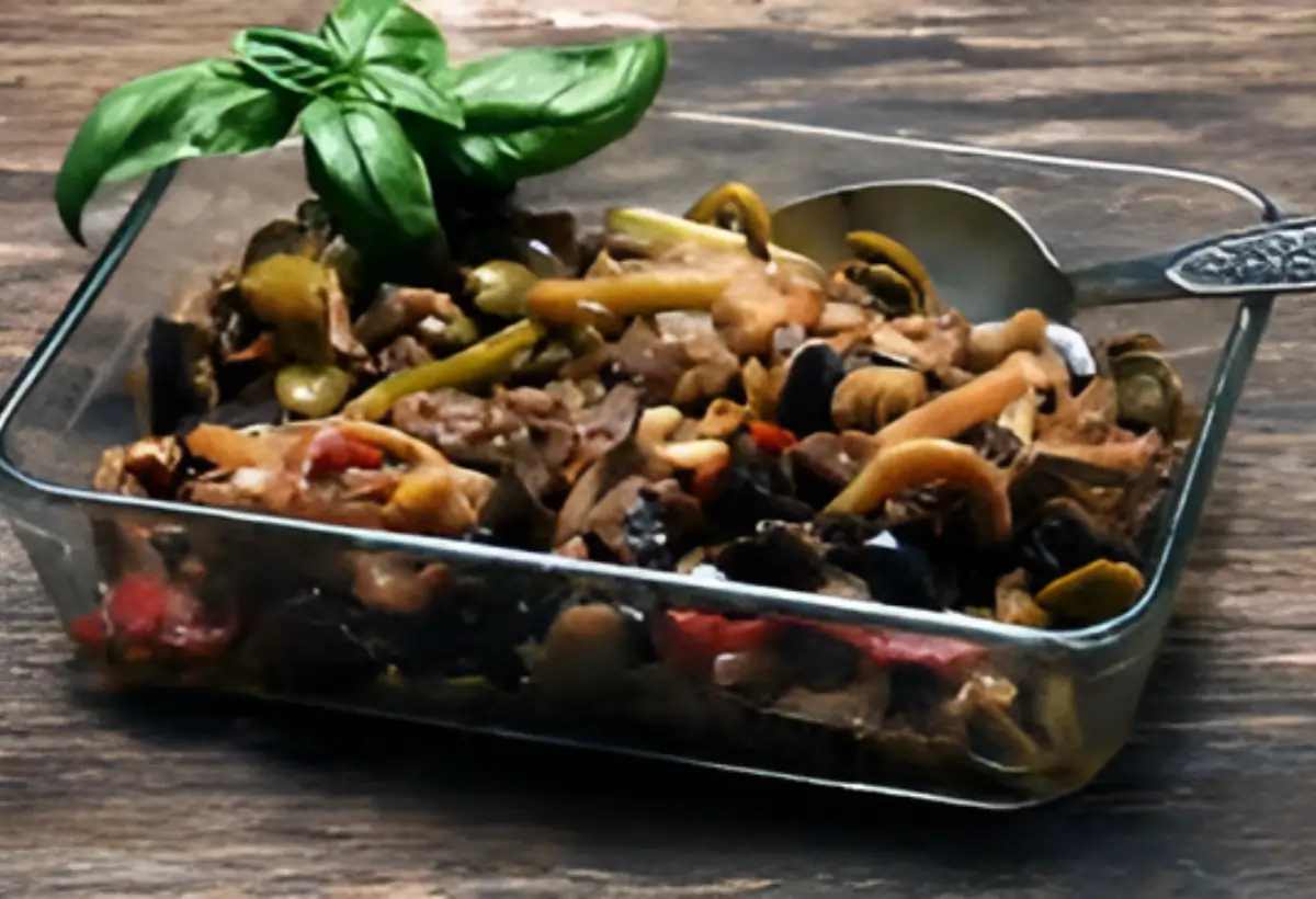 Uma travessa com antepasto na berinjela pronto para ser servido.