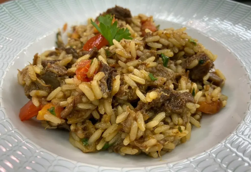 Um prato com arroz e carne de panela de pressão.