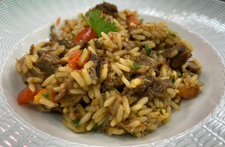 Um pra de arroz com carne de panela de pressão.