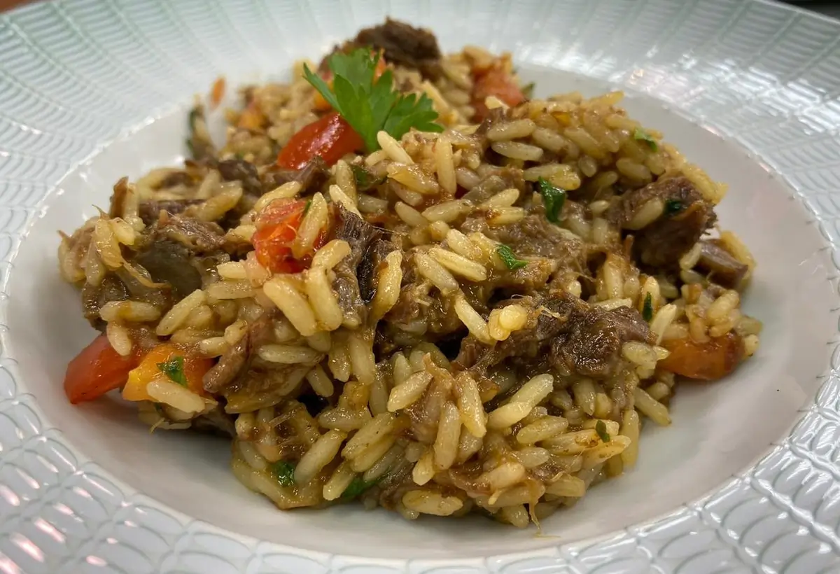 Um pra de arroz com carne de panela de pressão.