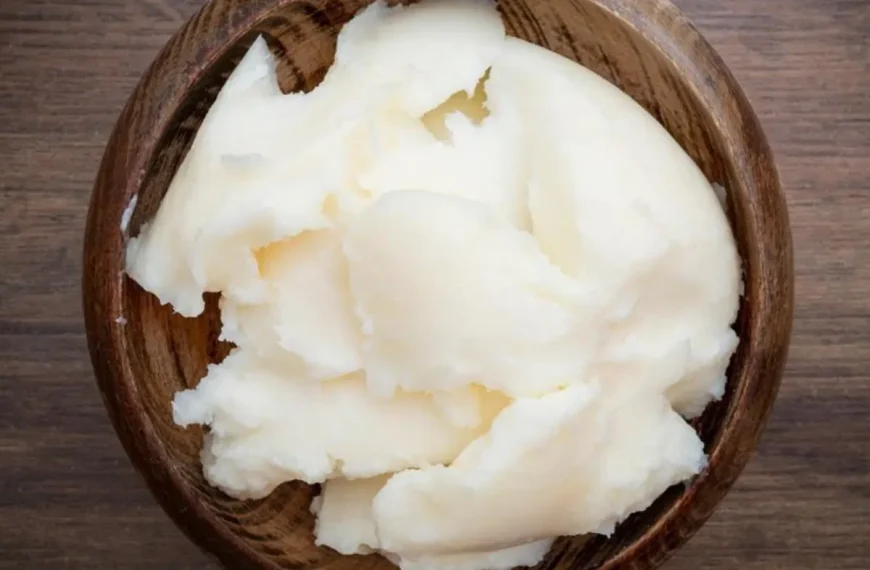 Um pote com banha de porco.