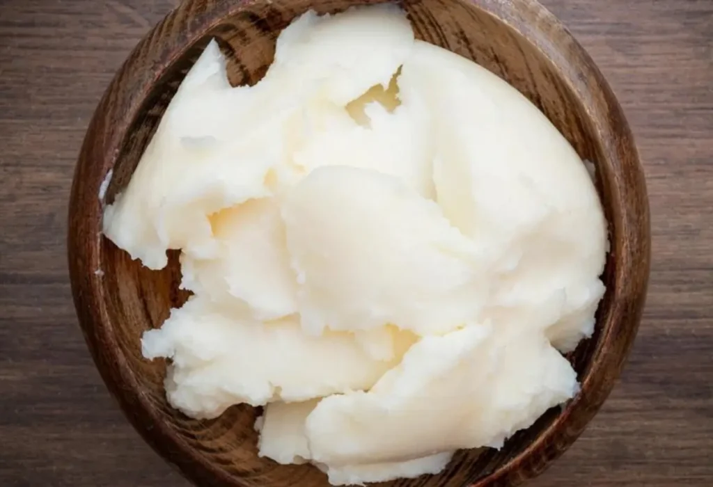 Um pote com banha de porco.