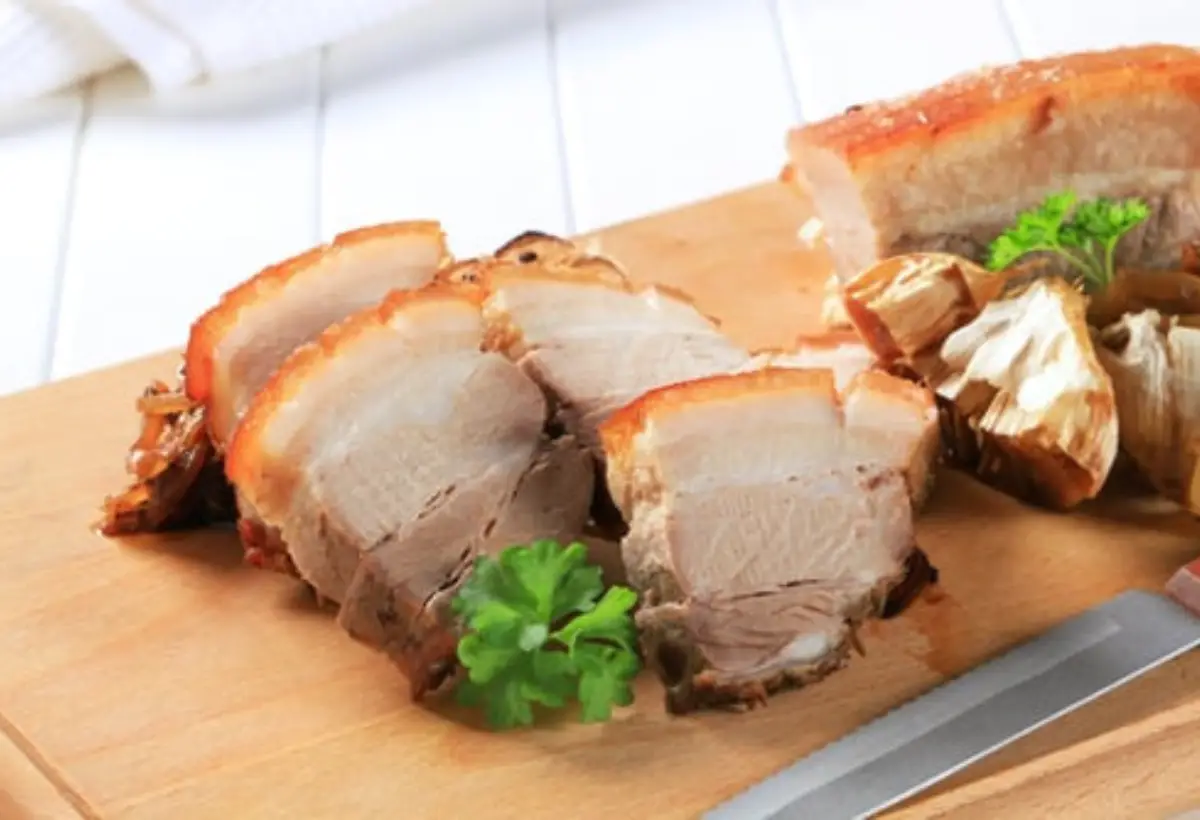 Barriga de porco na panela de pressão pronto para ser servido.