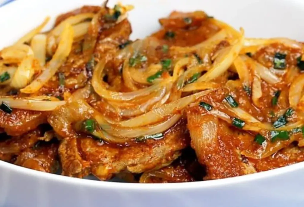 Um prato com carne ao molho pronto para ser servido.