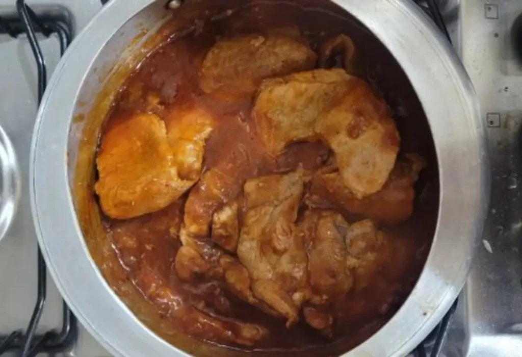 Carne ao molho sendo preparado na panela de pressão.