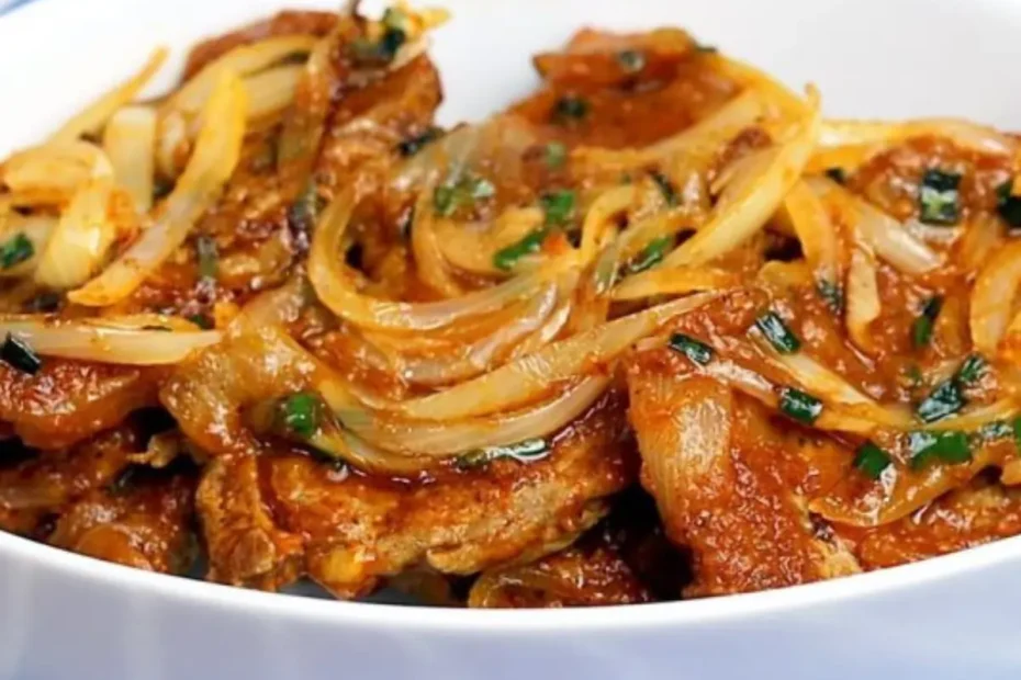 Uma travessa com bife ao molho na panela de pressão pronto para ser servido.