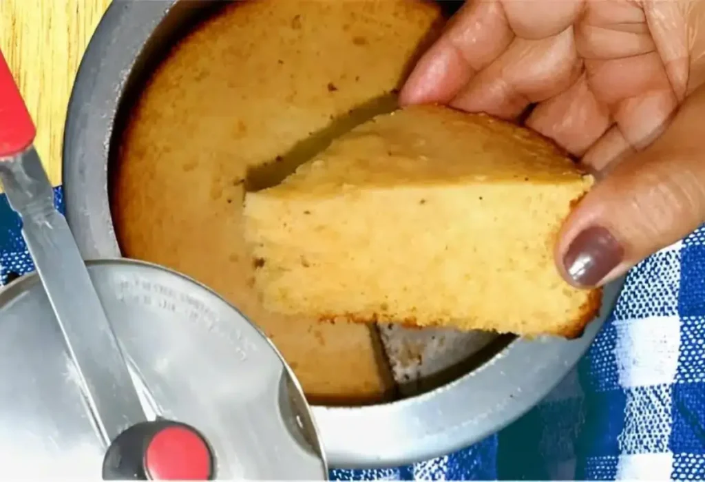 Bolo de fubá sendo feito na panela de pressão.