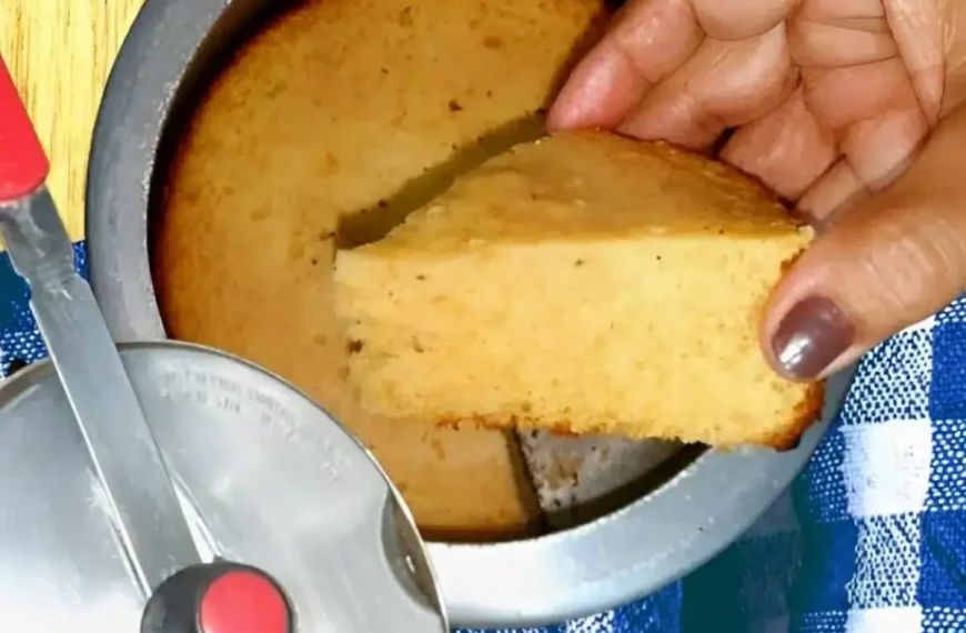 Bolo de fubá em uma panela de pressão.