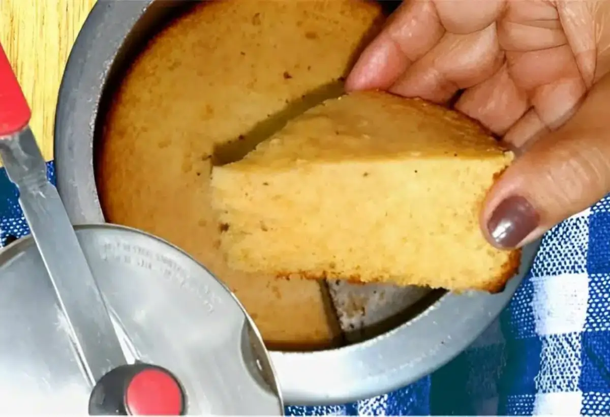Bolo de fubá em uma panela de pressão.