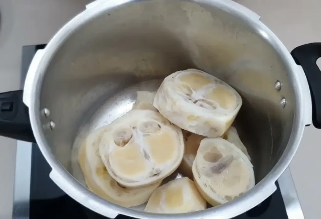 Mocotó na panela de pressão.