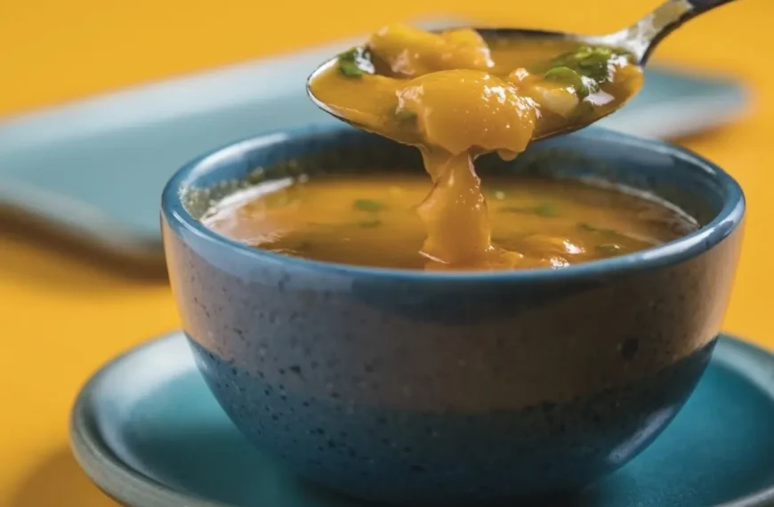 Uma tigela com caldo de mocotó pronto para ser servido.