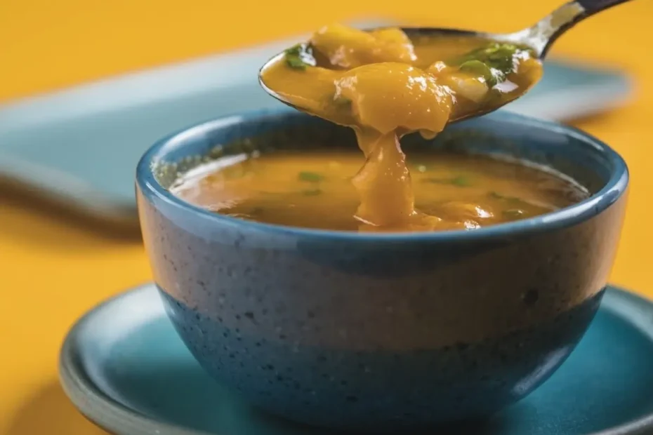 Uma tigela com caldo de mocotó pronto para ser servido.