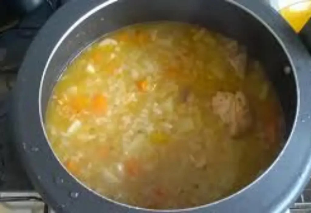 Canja sendo feita na panela de pressão.